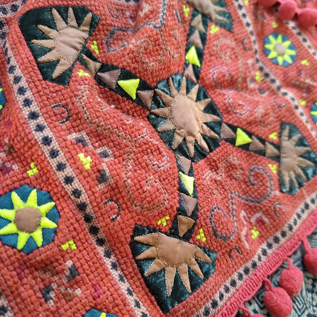 モン族の手仕事のねんねこをリメイク　伝統的刺繍アップリケのメッセンジャーバッグ