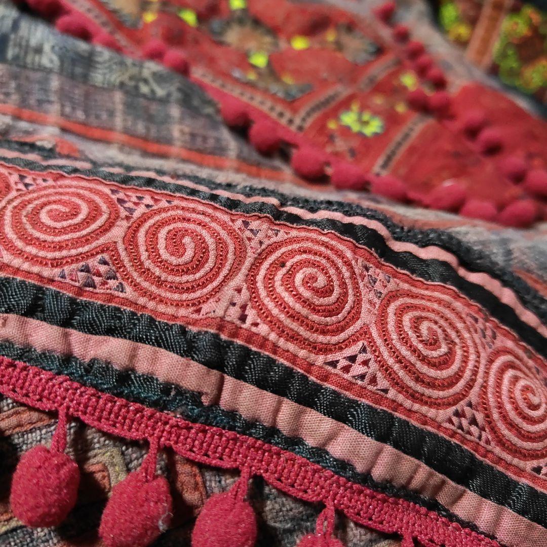 モン族の手仕事のねんねこをリメイク　伝統的刺繍アップリケのメッセンジャーバッグ