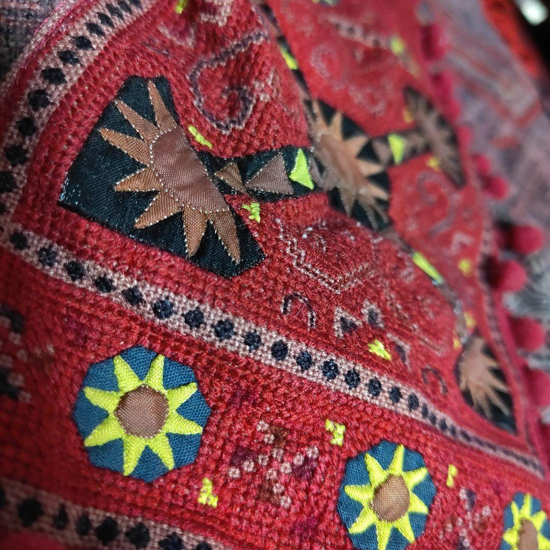 モン族の手仕事のねんねこをリメイク　伝統的刺繍アップリケのメッセンジャーバッグ