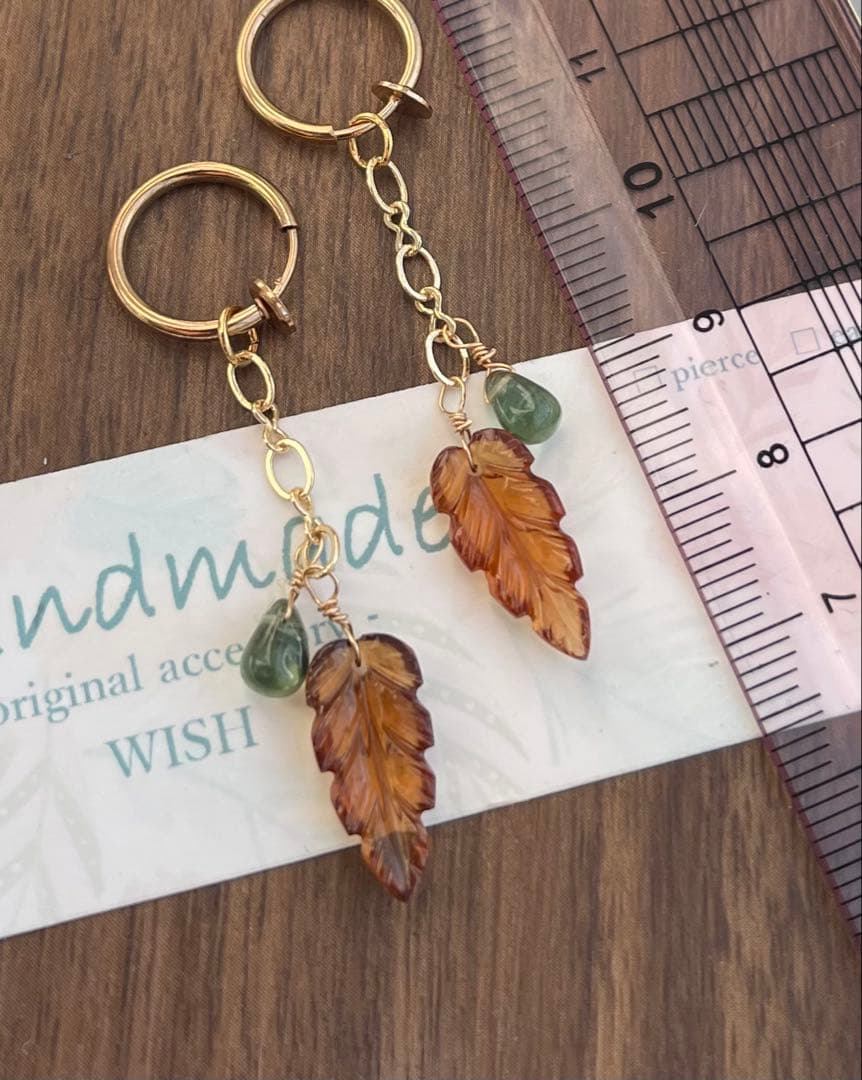 ルース質 ヘソナイトガーネットリーフカービングのピアスチャーム＊