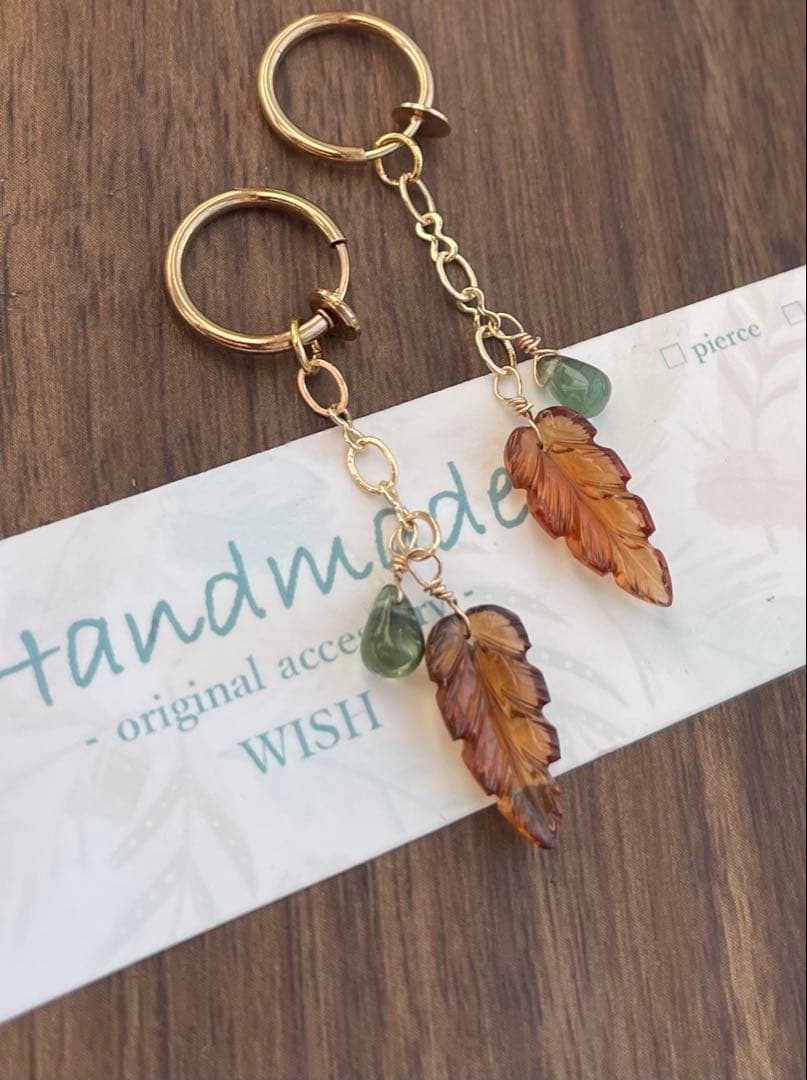 ルース質 ヘソナイトガーネットリーフカービングのピアスチャーム＊