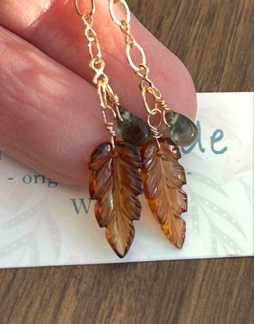 ルース質 ヘソナイトガーネットリーフカービングのピアスチャーム＊