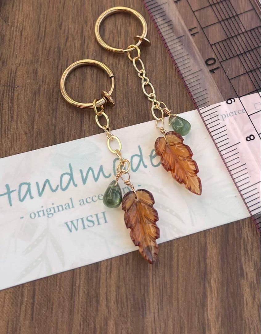 ルース質 ヘソナイトガーネットリーフカービングのピアスチャーム＊