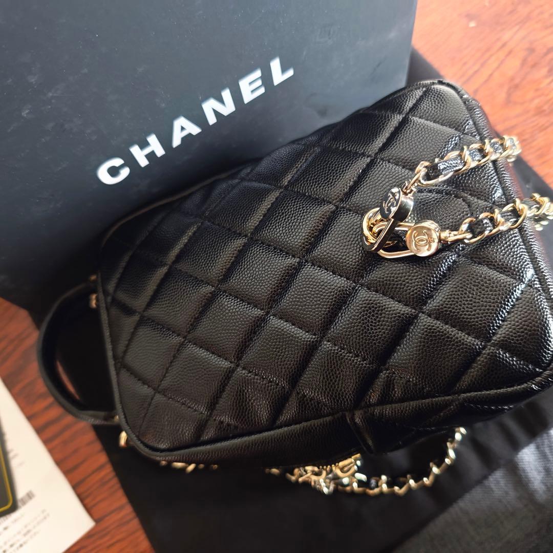 キルティングデザインのブラックバックパック、ダブルCロゴ付き。