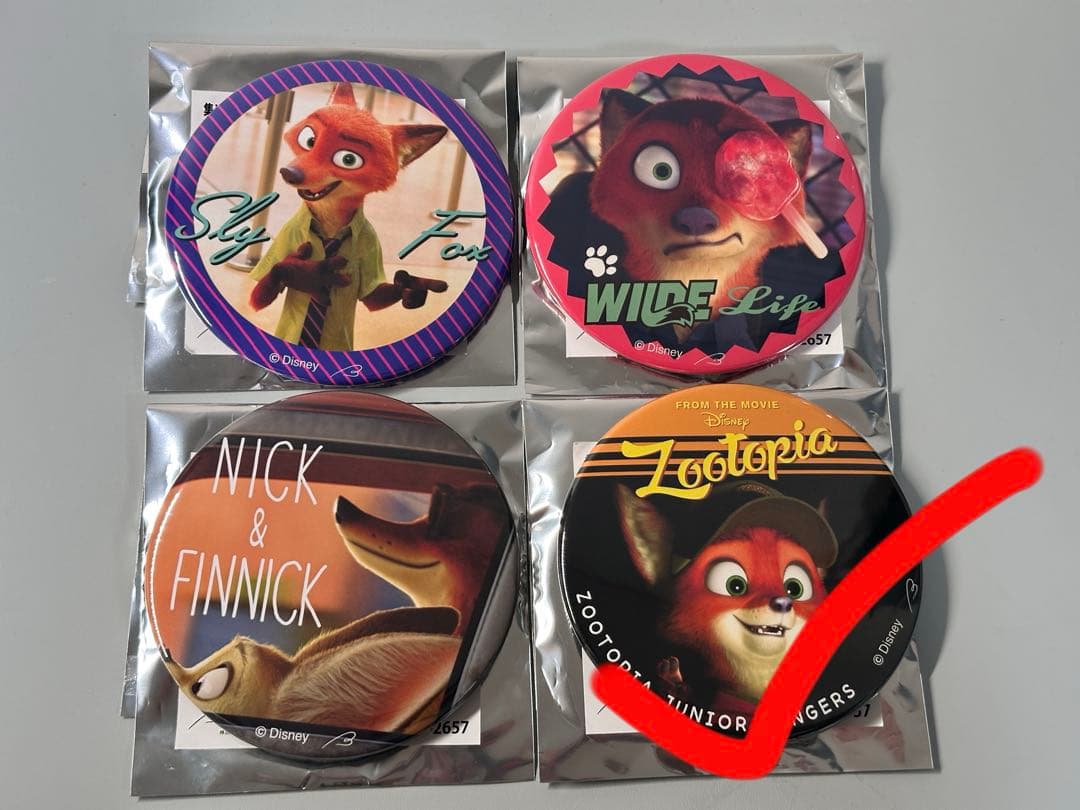 レア ズートピア 缶バッジ ニック 幼少期 100mm 大きめ スタンド付き