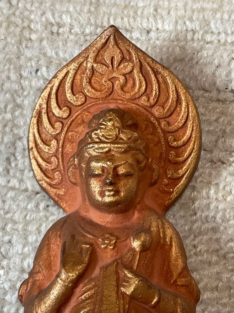 黄金の観音様／材質・真鍮製。高さ、20センチ、重さ、1kg。【昭和初期の作品】