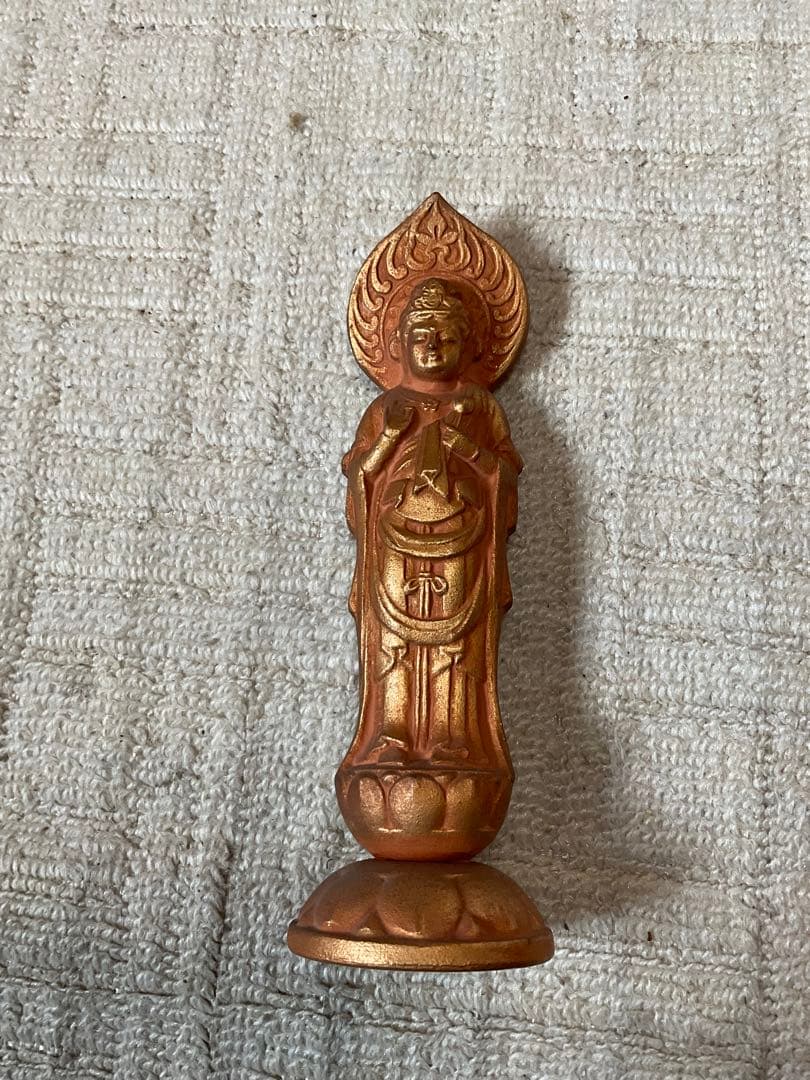 黄金の観音様／材質・真鍮製。高さ、20センチ、重さ、1kg。【昭和初期の作品】