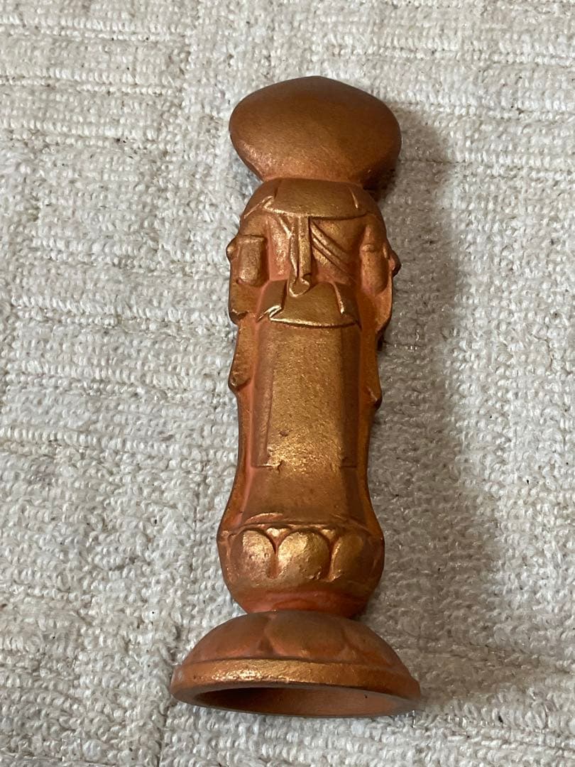 黄金の観音様／材質・真鍮製。高さ、20センチ、重さ、1kg。【昭和初期の作品】