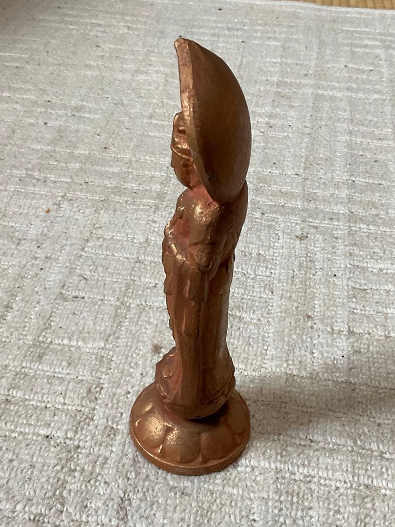 黄金の観音様／材質・真鍮製。高さ、20センチ、重さ、1kg。【昭和初期の作品】
