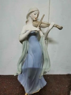 美しくデザインされた家具置物少女バイオリン