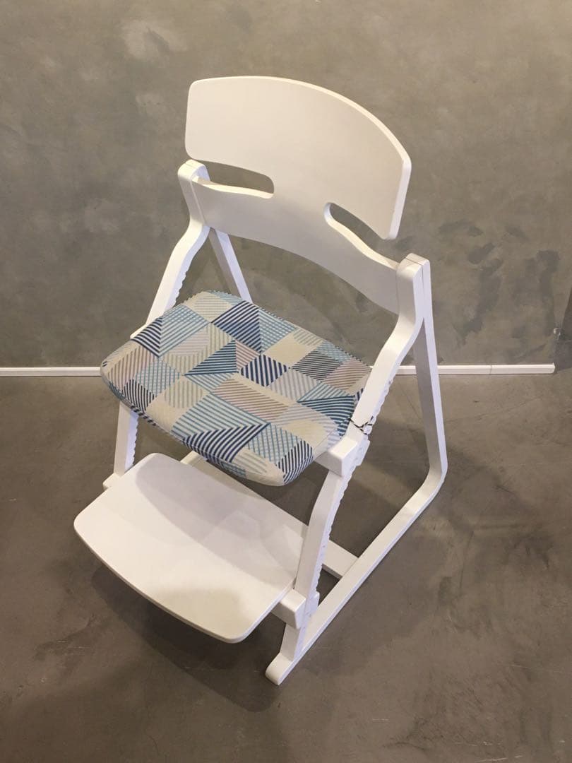 アップライトチェア 展示品「ホワイト+座面TSUMIKI」 - メルカリ