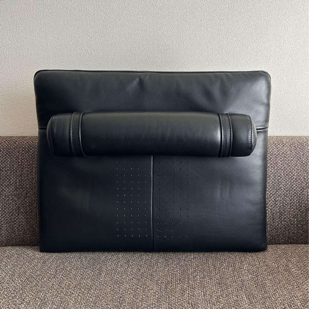 ③IDC大塚家具黒本革背クッションボルスター付きブラックレザーソファ背もたれ