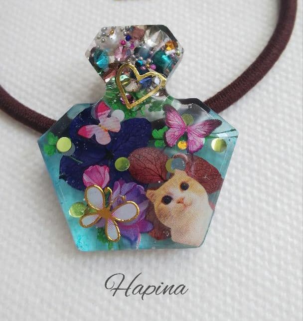 グリーンひょっこり猫ちゃん 香水型レジンヘアゴム