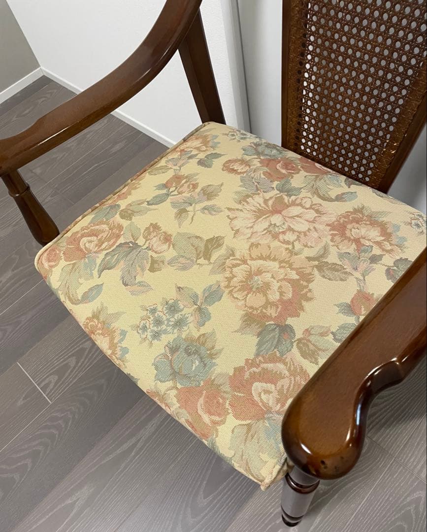 カリモク アームチェア ラタン 花柄 昭和レトロ 木製 クラシック 椅子