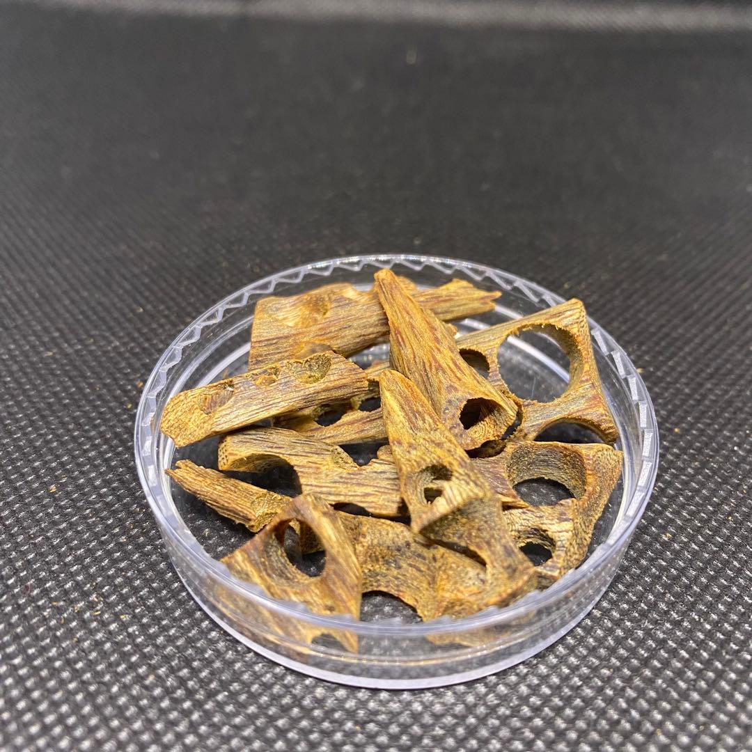 【極上品】高油分 伽羅 くり抜き端材 香木 濃厚な香り　5g