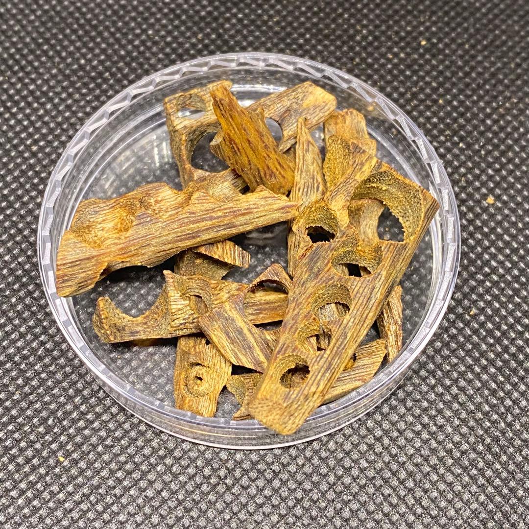 【極上品】高油分 伽羅 くり抜き端材 香木 濃厚な香り　5g