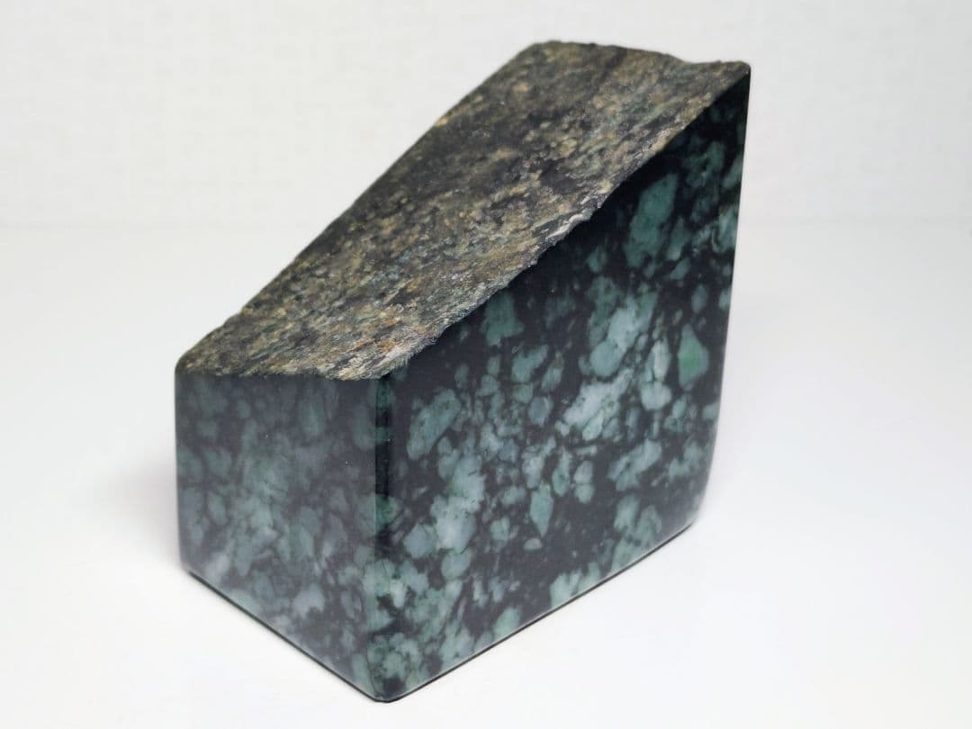 黒白緑 1.7kg 翡翠 ヒスイ 原石 鑑賞石 自然石 誕生石 鉱物 鉱石 水石