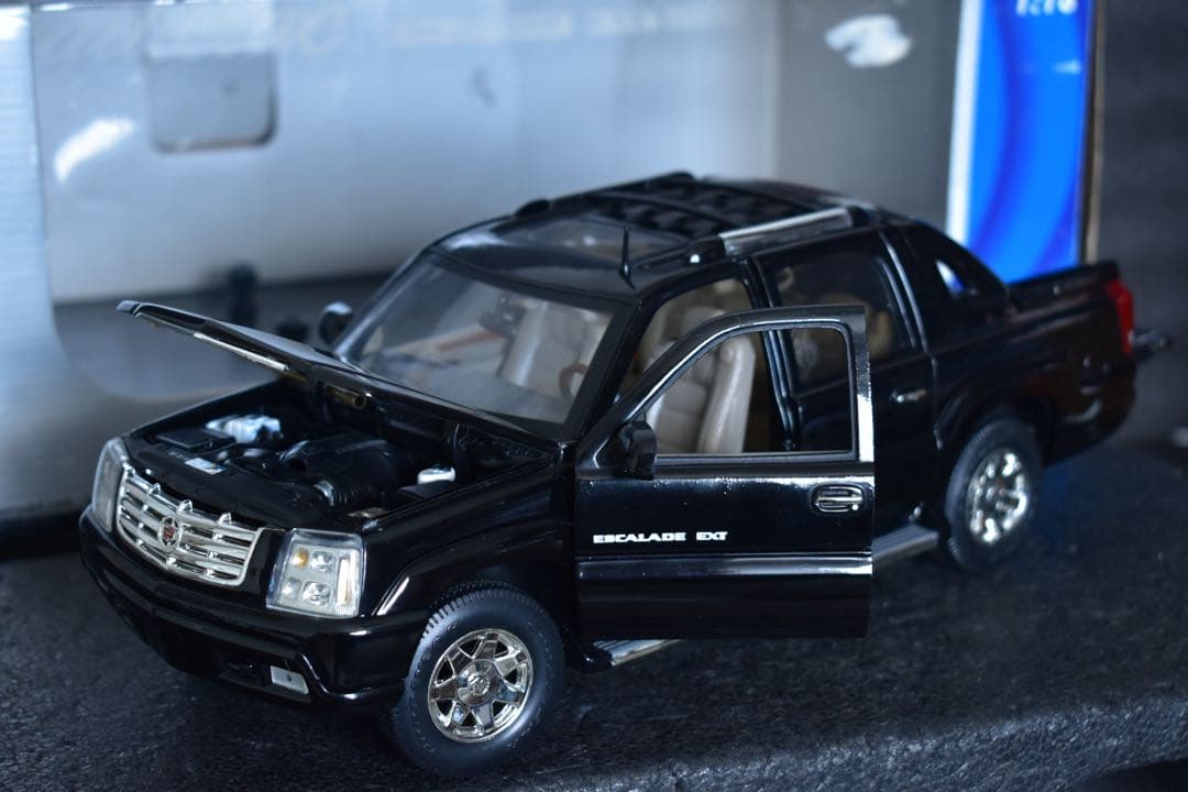 1/18 アンソン キャデラック エスカレード EXT トラック アバランチ