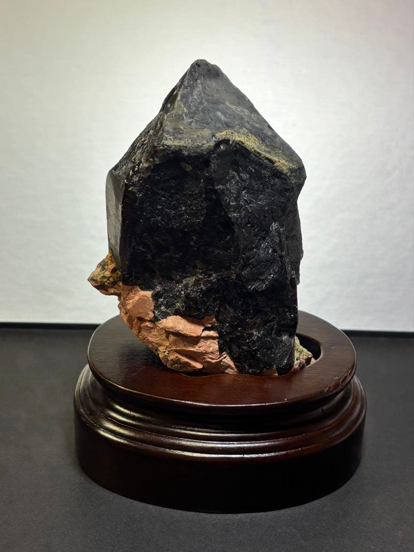 中国山東省産　モリオン　ポイント　557g エピドートあり　台座付　力強さ