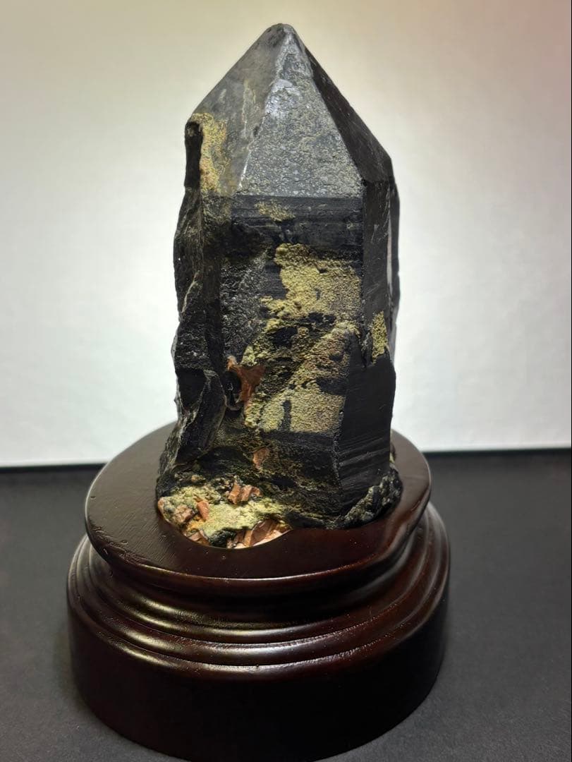 中国山東省産　モリオン　ポイント　557g エピドートあり　台座付　力強さ