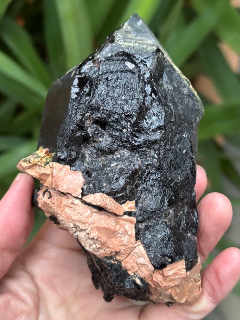 中国山東省産　モリオン　ポイント　557g エピドートあり　台座付　力強さ