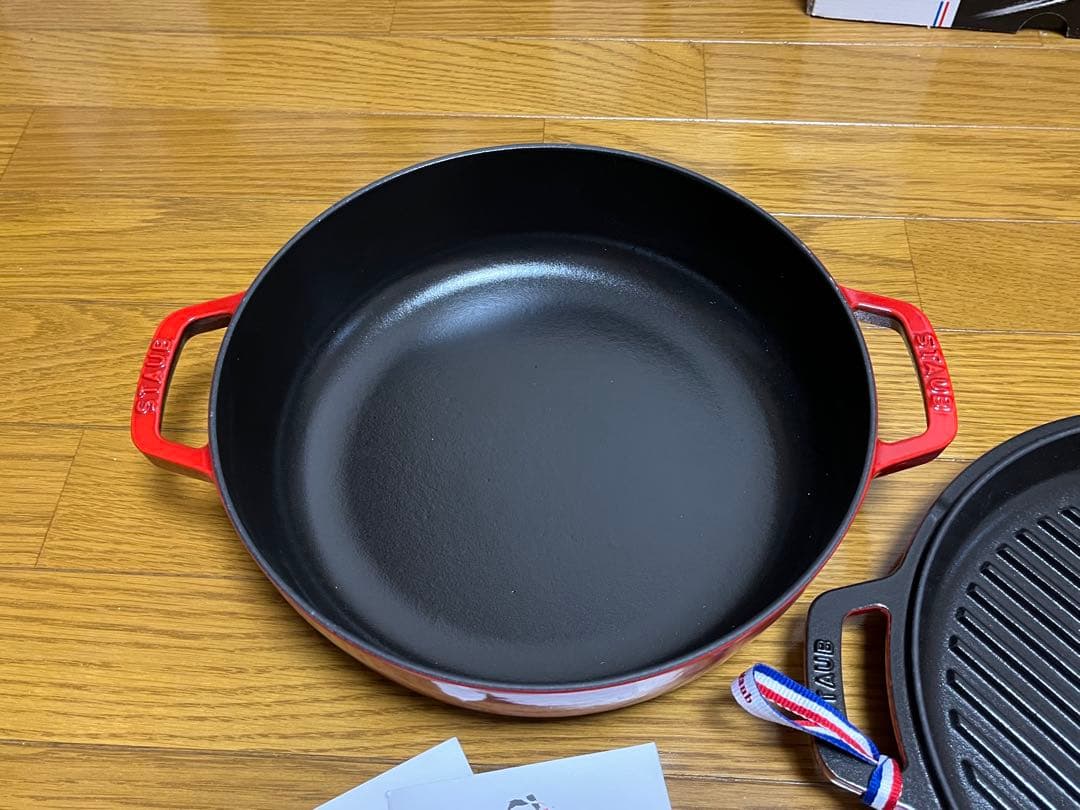 staub 2点セット　　スキヤキ＆グリル、ラムカンチェリー