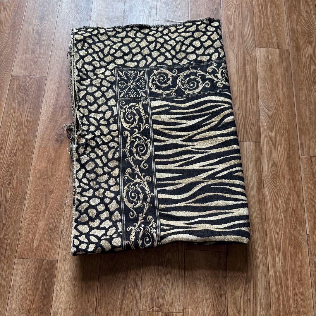 ゼブラ柄とヒョウ柄のラグ生地約140x200cm