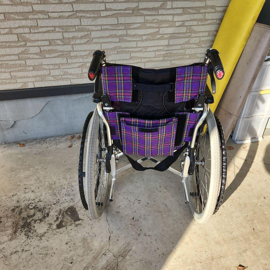 紫色のチェック柄 介助用車椅子