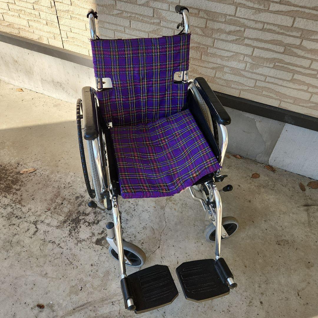 紫色のチェック柄 介助用車椅子