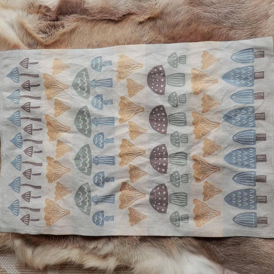 トナカイ毛皮 赤毛 きのこマット付き