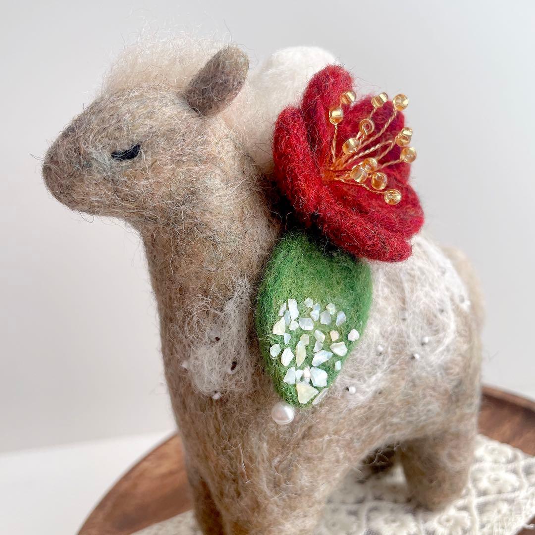 2026年（令和八年）干支置き物　椿を乗せた午（馬）ブラウン〜展示中〜