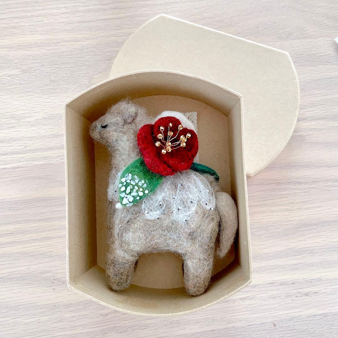 2026年（令和八年）干支置き物　椿を乗せた午（馬）ブラウン〜展示中〜