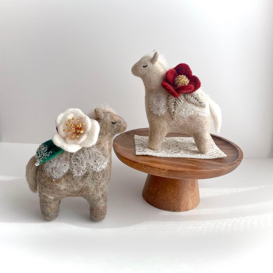 2026年（令和八年）干支置き物　椿を乗せた午（馬）ブラウン〜展示中〜