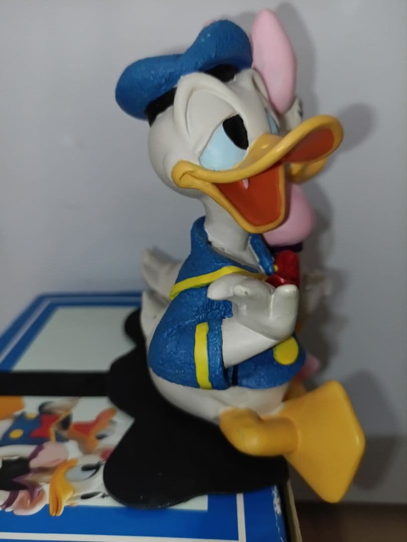 ディズニー　ドナルド　デイジー　ダック　置物　スタチュー　フィギュア