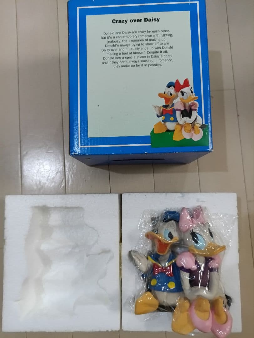 ディズニー　ドナルド　デイジー　ダック　置物　スタチュー　フィギュア