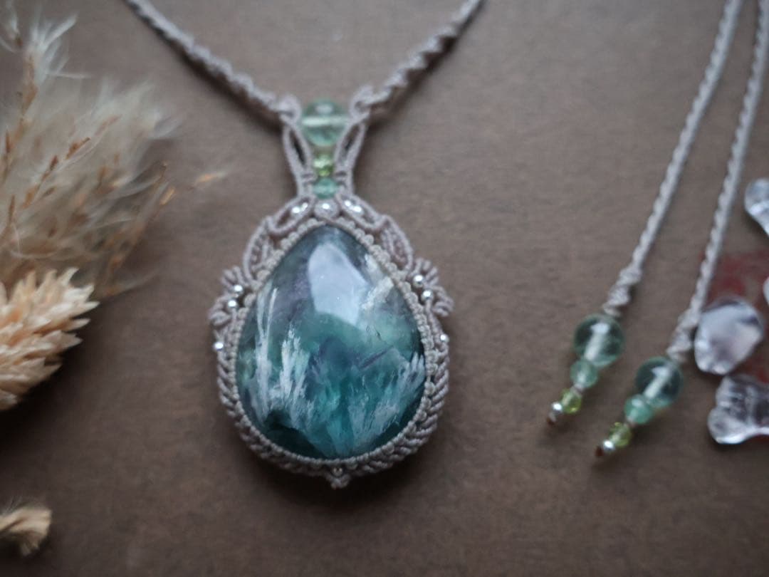 エンジェルフェザーフローライト マクラメ ネックレス - メルカリ