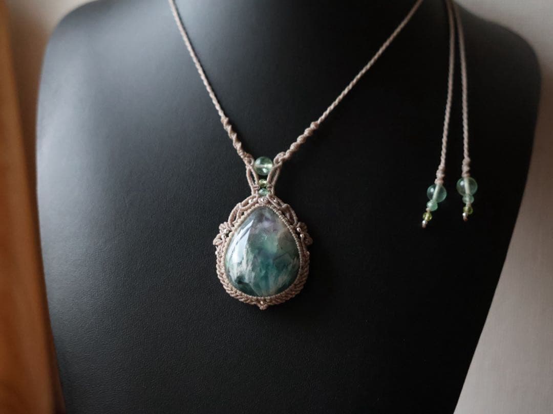 エンジェルフェザーフローライト マクラメ ネックレス - メルカリ