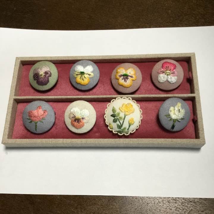 刺繍のブローチ