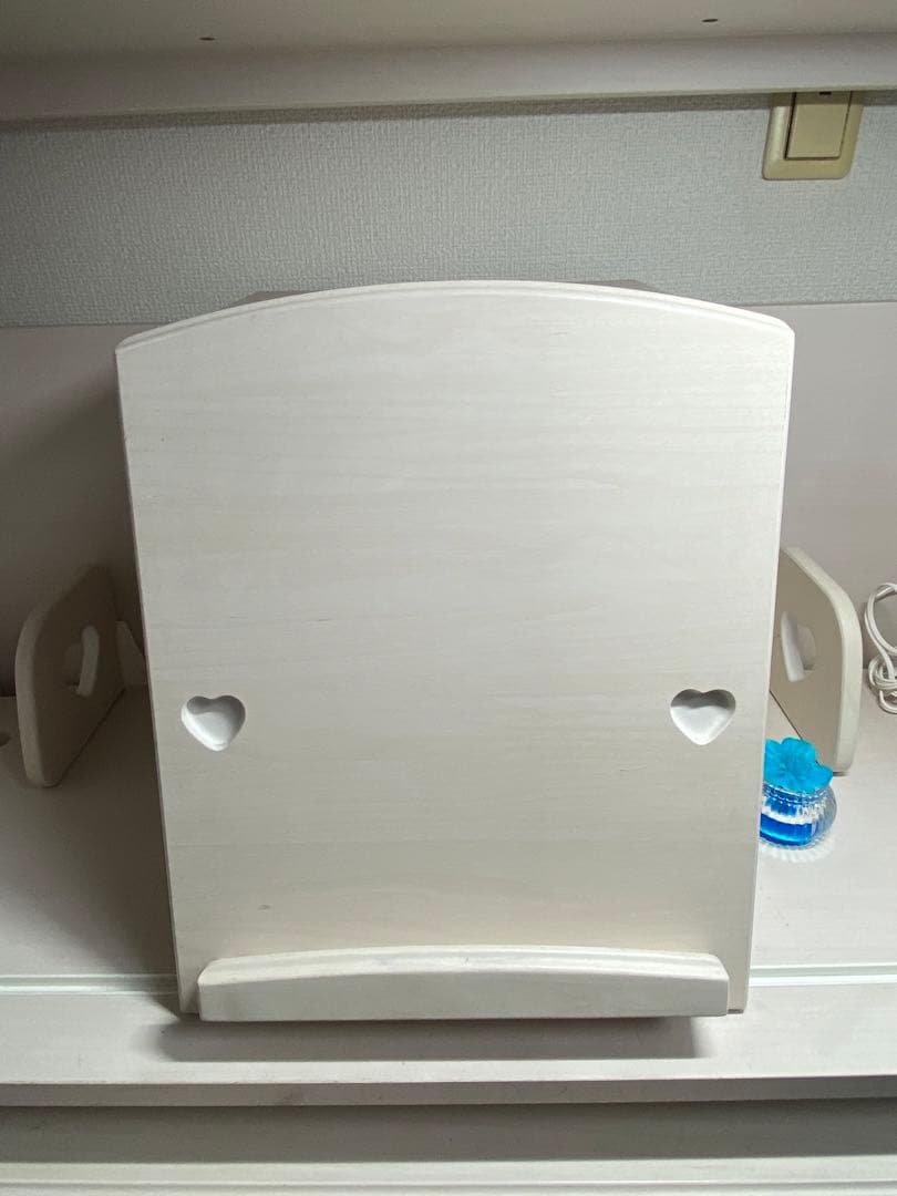 オカムラ製　白い学習机　タブレット置付き　ライト無し