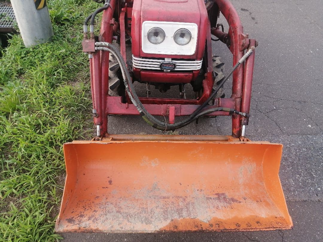 シバウラ SU1341 トラクター ローダー、バケット付き