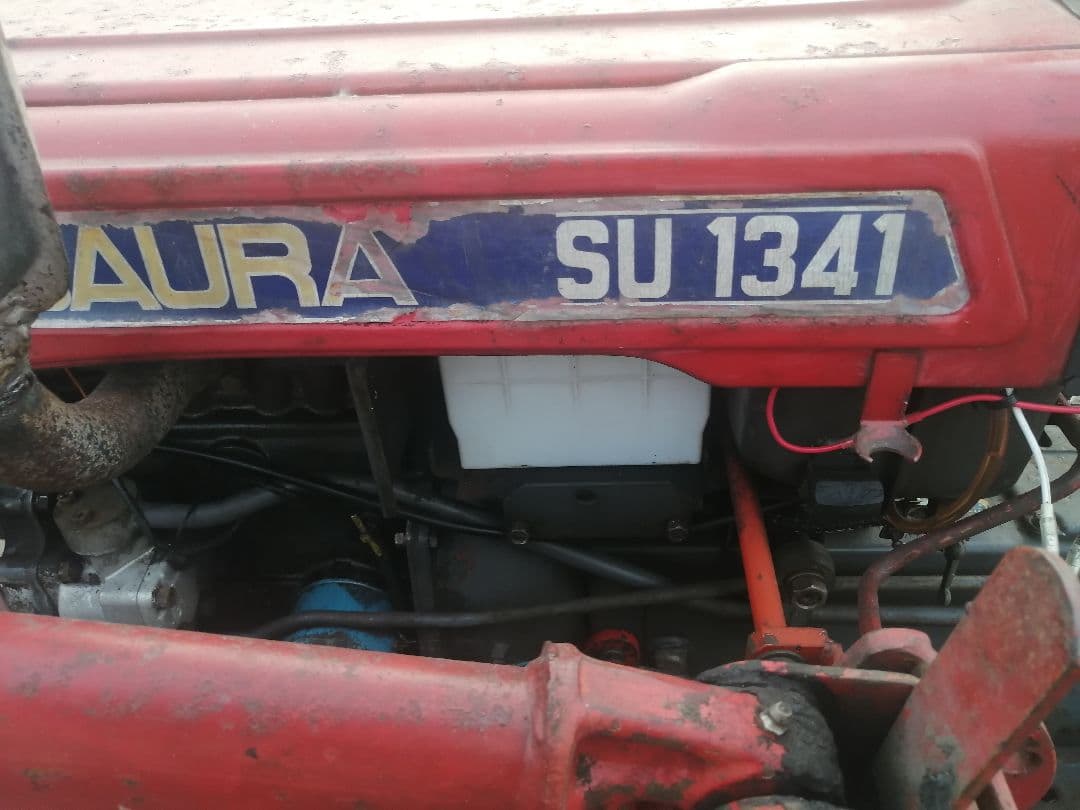 シバウラ SU1341 トラクター ローダー、バケット付き