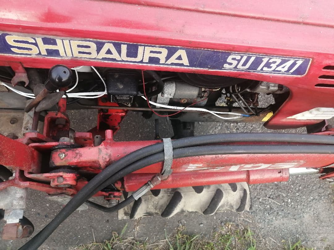 シバウラ SU1341 トラクター ローダー、バケット付き