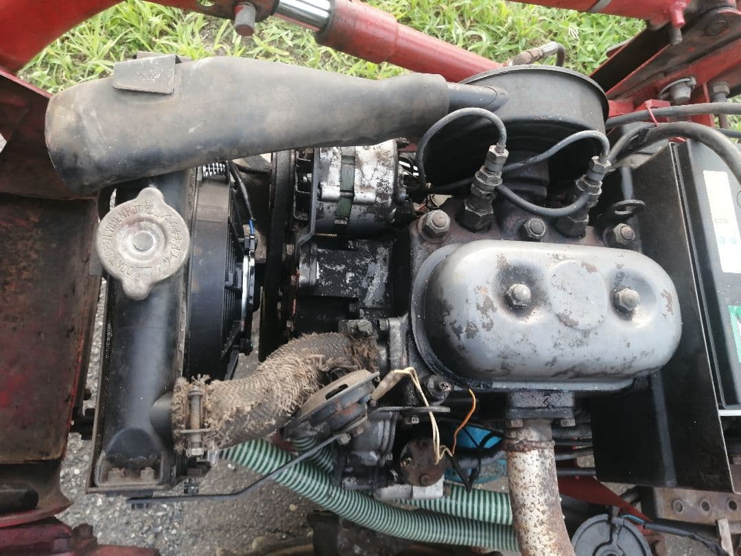 シバウラ SU1341 トラクター ローダー、バケット付き