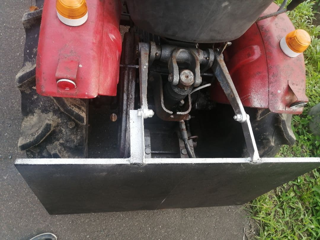 シバウラ SU1341 トラクター ローダー、バケット付き