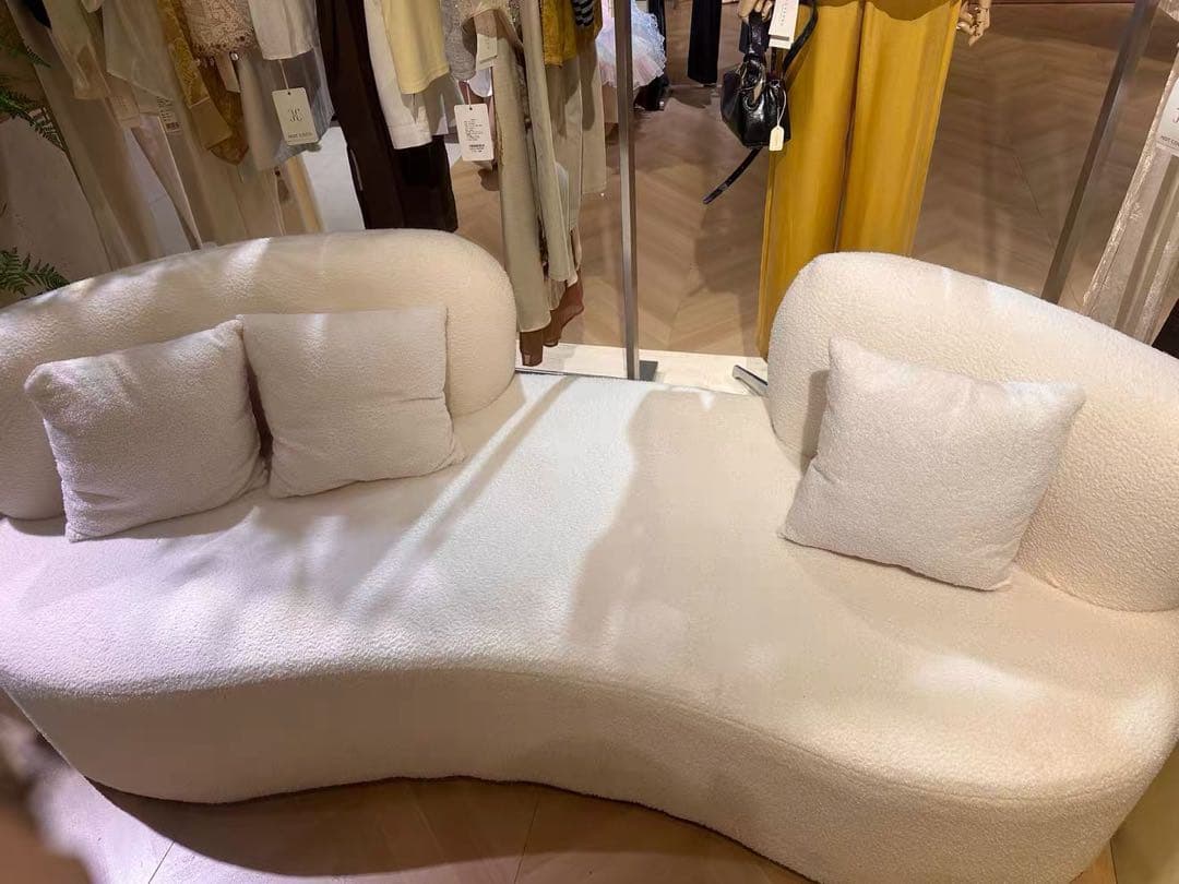 ホワイトファブリックソファ 曲線デザイン