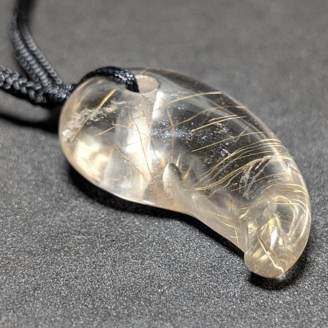 【鋭い金線がカッコイイ】ゴールドルチルクォーツ 勾玉ネックレス 紐付き 透明感◎