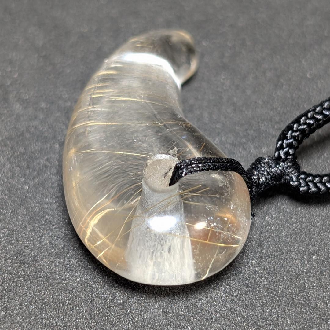 【鋭い金線がカッコイイ】ゴールドルチルクォーツ 勾玉ネックレス 紐付き 透明感◎