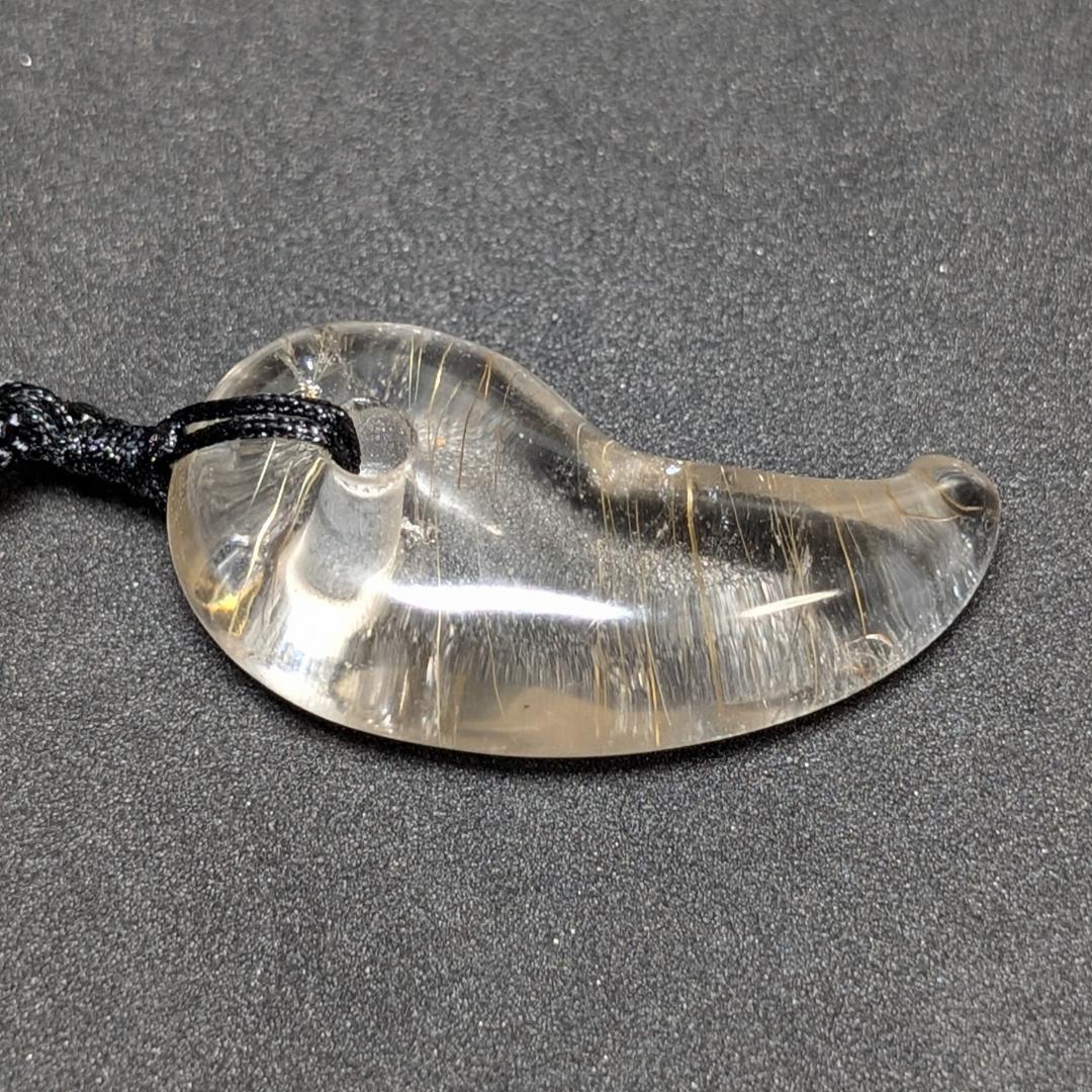 【鋭い金線がカッコイイ】ゴールドルチルクォーツ 勾玉ネックレス 紐付き 透明感◎