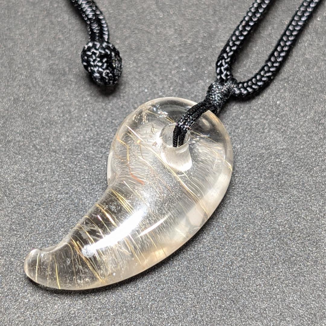 【鋭い金線がカッコイイ】ゴールドルチルクォーツ 勾玉ネックレス 紐付き 透明感◎