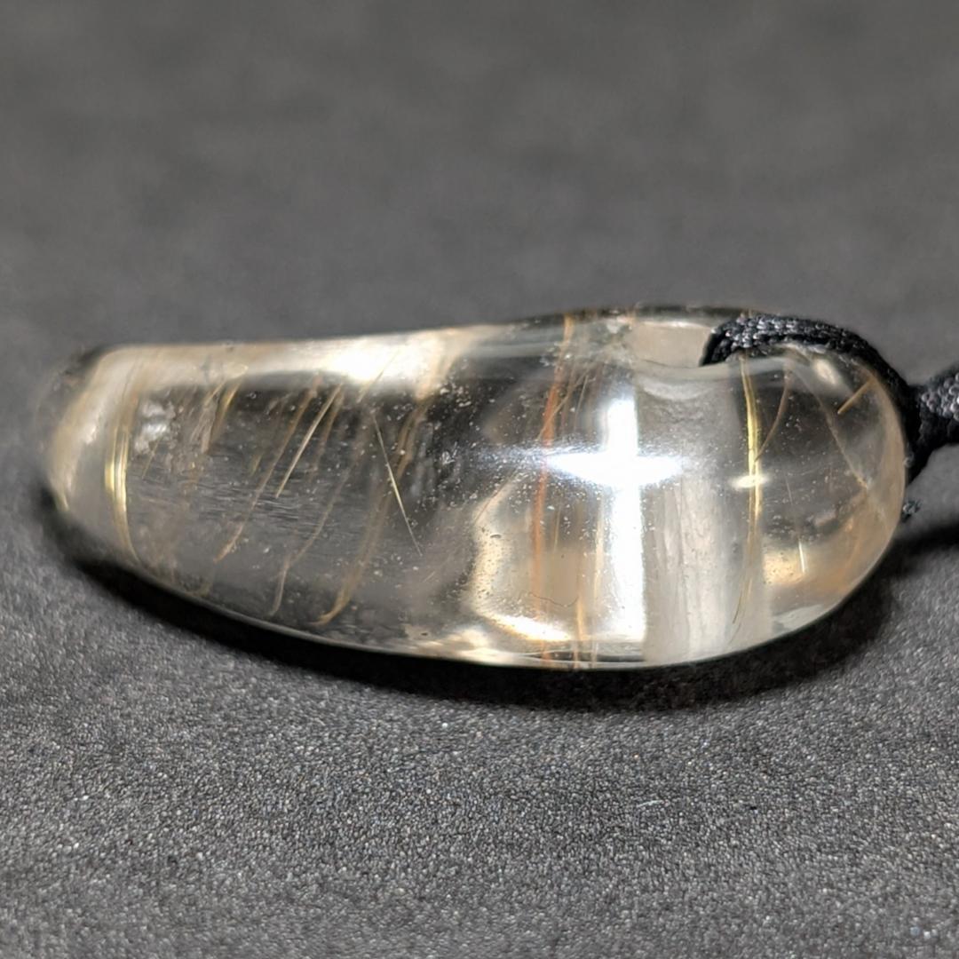 【鋭い金線がカッコイイ】ゴールドルチルクォーツ 勾玉ネックレス 紐付き 透明感◎